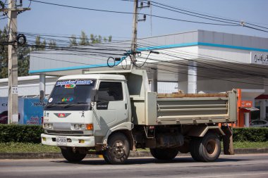 Chiangmai, Tayland - 8 Kasım 2018: Özel Hino damperli kamyon. Yol no.1001 Chiangmai iş alanı 8 km.