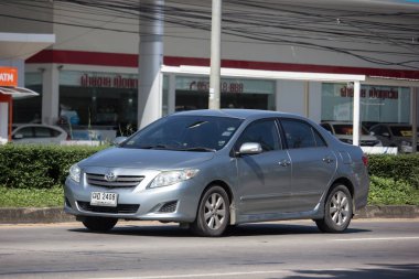Chiangmai, Tayland - 15 Kasım 2018: Özel otomobil, Toyota Corolla Altis. Yol no.1001, Chiangmai şehir merkezine 8 km.