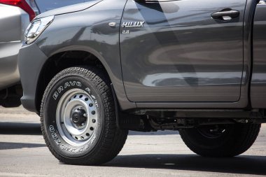 Chiangmai, Tayland - 8 Kasım 2018: Özel pikap kamyon yeni araba Toyota Hilux Revo Rocco. Yol no.1001, Chiangmai şehir merkezine 8 km.