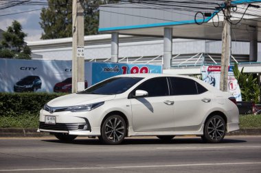 Chiangmai, Tayland - 15 Kasım 2018: Özel otomobil, Toyota Corolla Altis. Onbirinci nesil. Yol no.1001, Chiangmai şehir merkezine 8 km.