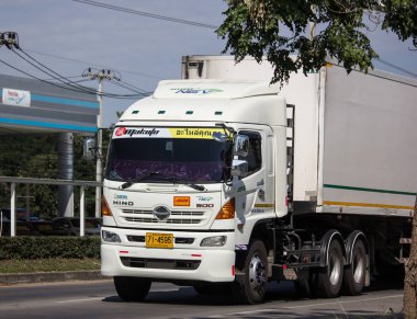 Chiangmai, Tayland - 26 Kasım 2018: Konteyner kamyon Şef lojistik taşımacılık şirketi. Fotoğrafa yol no.121 8 km şehir merkezine Chiangmai, Tayland.