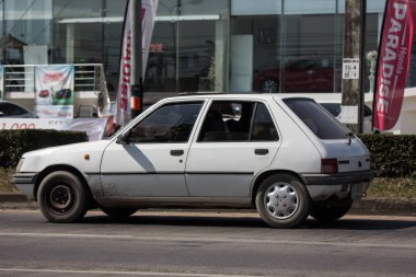 Chiangmai, Tayland - 23 Kasım 2018: Özel eski araba, Peugeot 205. Fotoğrafa yol no.121 8 km şehir merkezine Chiangmai, Tayland.