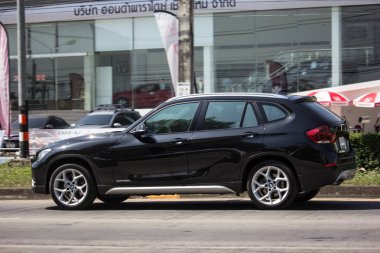 Chiangmai, Tayland - 8 Kasım 2018: Özel araba. BMW X1. Fotoğrafa yol no.1001 8 km şehir merkezine Chiangmai, Tayland.