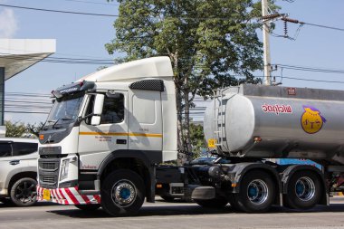 Chiangmai, Tayland - 30 Kasım 2018: Sirithanasub pazarlama Tank petrol kamyon. Kamyon üzerinde yol no.1001, Chiangmai şehir merkezine 8 km.