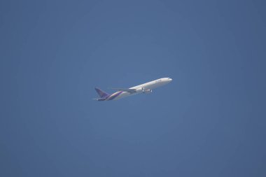 Chiangmai, Tayland - 20 Kasım 2018: Boeing 777-300, Tayland hava yolu Hs-Tkv Tg103. Bangkok Suvarnabhumi için Tayland Chiangmai Havaalanı'ndan çıkar.