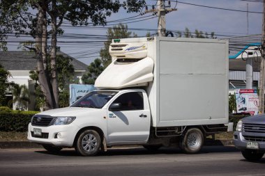 Chiang Mai, Tayland-12 Aralık 2017: özel Toyota Hilux Vigo kamyonet konteyner ile. Yol no.1001 Chiangmai şehir merkezine 8 km.