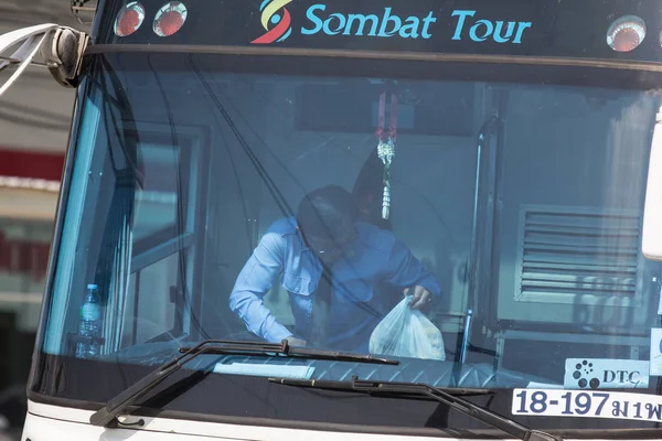 Chiangmai, Tayland - 23 Kasım 2018: Scania 15 metre Sombattour otobüs şirketi. Rota Bangkok ve Chiangmai. Fotoğrafa yol no.121 Chiangmai, Tayland.