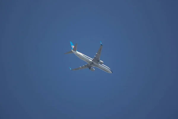 チェンマイ 2018 1520 ボーイング 737 800 中国南航空会社の 南寧市へチェンマイ空港から離陸します — ストック写真