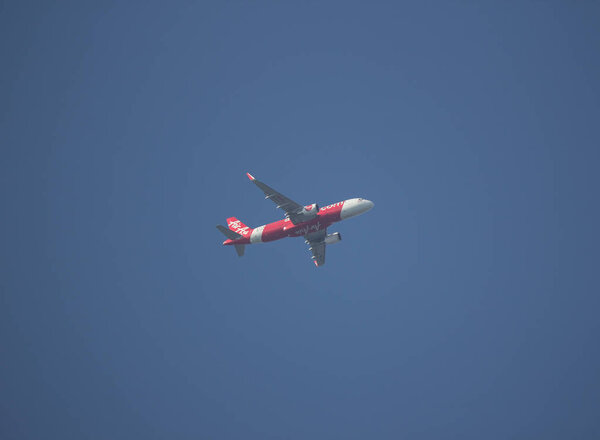Чиангмай, Таиланд - 25 ноября 2018 года: Airbus A320-200 авиакомпании Airasia. Взлет из аэропорта Чиангмай в Куала-Лумпур, Малайзия
.