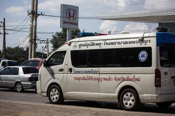 Chiangmai, Tayland - 26 Kasım 2018: Ambulans van Theppanya Hastanesi. Fotoğrafa yol no.121 8 km şehir merkezine Chiangmai, Tayland.