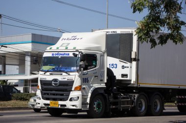 Chiangmai, Tayland - 30 Kasım 2018: Römork konteyner kargo kamyon Rud Olarn şirket şirket. Fotoğrafa yol no.1001 8 km şehir merkezine, Tayland.