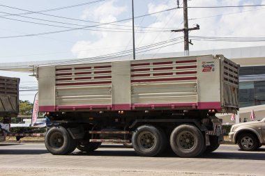 Chiangmai, Tayland - 30 Kasım 2018: Kamyon Thanachai şirketin römork dökümü. Yol no.1001, Chiangmai şehir merkezine 8 km.