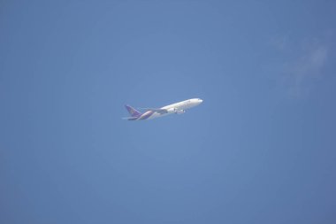 Chiangmai, Tayland - 2 Aralık 2018: Tayland hava yolu, Boeing 777-200 Hs-Tjg Tg105. Bangkok Suvarnabhumi Tayland'a Chiangmai Havaalanı'ndan çıkar.