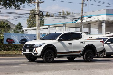 Chiangmai, Tayland - 30 Kasım 2018: Özel araba, Mitsubishi Triton kamyonet. Yol no.1001, Chiangmai iş alanı 8 km.