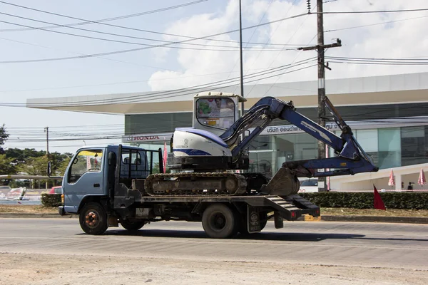 Chiangmai, Tayland - 30 Kasım 2018: Özel Mitsubishi beko kamyon. Yol no.1001, Chiangmai şehir merkezine 8 km.