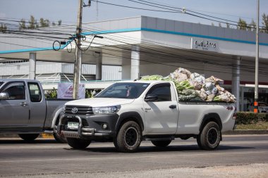 Chiangmai, Tayland - 2 Aralık 2018: Özel Toyota Hilux kamyonet. Yol no.1001 Chiangmai şehir merkezine 8 km.