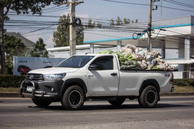 Chiangmai, Tayland - 2 Aralık 2018: Özel Toyota Hilux kamyonet. Yol no.1001 Chiangmai şehir merkezine 8 km.