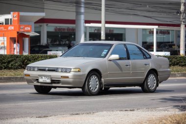 Chiangmai, Tayland - 3 Aralık 2018: Özel araba, Nissan Cefiro. Yol no.1001, Chiangmai şehir merkezine 8 km.