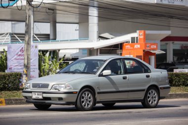 Chiangmai, Tayland - 2 Aralık 2018: Özel araba, Volvo Sedan araba S40. Yol no.1001, Chiangmai şehir merkezine 8 km.