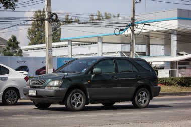 Chiangmai, Tayland - 2 Aralık 2018: Özel Suv araba Lexus Rx300. Yol no.1001, Chiangmai şehir merkezine 8 km.