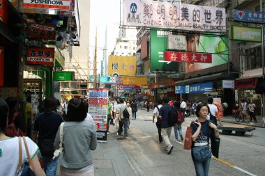 Hong Kong - 4 Ekim 2007: İnsanlar ve turist olarak Hong Kong şehrinin Cbd. Hong Kong Adası.