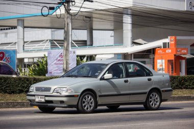 Chiangmai, Tayland - 2 Aralık 2018: Özel araba, Volvo Sedan araba S40. Yol no.1001, Chiangmai şehir merkezine 8 km.