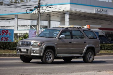 Chiangmai, Tayland - 2 Aralık 2018: Özel suv otomobil, Toyota spor binici. Yol no.1001, Chiangmai iş alanı 8 km.