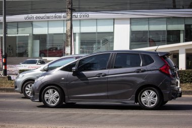 Chiangmai, Tayland - 3 Aralık 2018: Özel şehir araba Honda Jazz. 5 kapı hatchback otomobil. Yol no.121 şehir merkezine Chiangmai Tayland hakkında 8 km, fotoğraf.