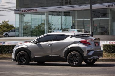 Chiangmai, Tayland - 2 Aralık 2018: Yeni Toyota Chr küçük araba Crossover Suv hibrit araba. Chiangmai şehrine No.121 yolda araba.