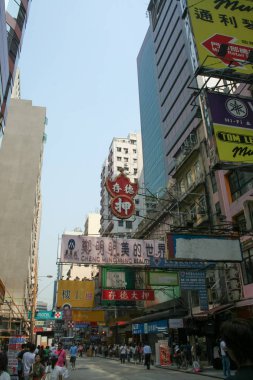 Hong Kong - 4 Ekim 2007: İnsanlar ve turist olarak Hong Kong şehrinin Cbd. Hong Kong Adası.