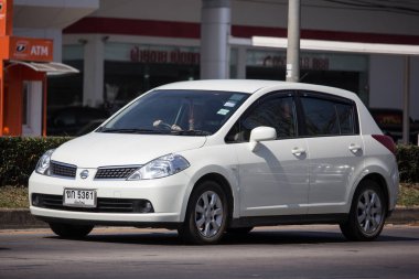 Chiangmai, Tayland - 2 Aralık 2018: Özel araba, Nissan Tiida. Fotoğraf Road Hayır 121 hakkında 8 km şehir merkezine Chiangmai, Tayland.