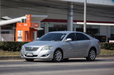 Chiangmai, Tayland - 2 Aralık 2018: Özel araba Toyota Camry. Yol no.1001 Chiangmai iş alanı 8 km.