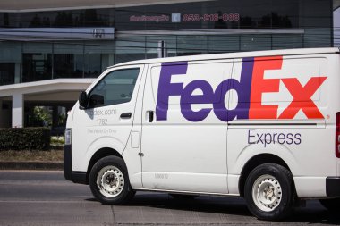 Chiangmai, Tayland - 3 Aralık 2018: Fedex lojistik van. Yol no.1001, Chiangmai şehir merkezine 8 km.