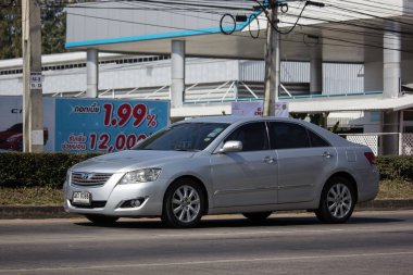 Chiangmai, Tayland - 2 Aralık 2018: Özel araba Toyota Camry. Yol no.1001 Chiangmai iş alanı 8 km.