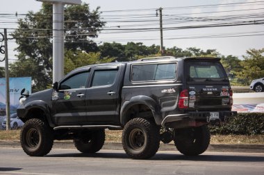Chiangmai, Tayland - 2 Aralık 2018: Özel Toyota Hilux kamyonet. Yol no.1001 Chiangmai şehir merkezine 8 km.