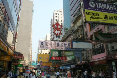 Hong Kong - 4 Ekim 2007: İnsanlar ve turist olarak Hong Kong şehrinin Cbd. Hong Kong Adası.