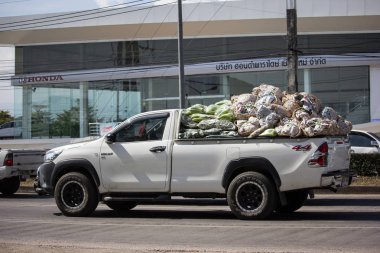 Chiangmai, Tayland - 2 Aralık 2018: Özel Toyota Hilux kamyonet. Yol no.1001 Chiangmai şehir merkezine 8 km.