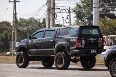Chiangmai, Tayland - 2 Aralık 2018: Özel Toyota Hilux kamyonet. Yol no.1001 Chiangmai şehir merkezine 8 km.