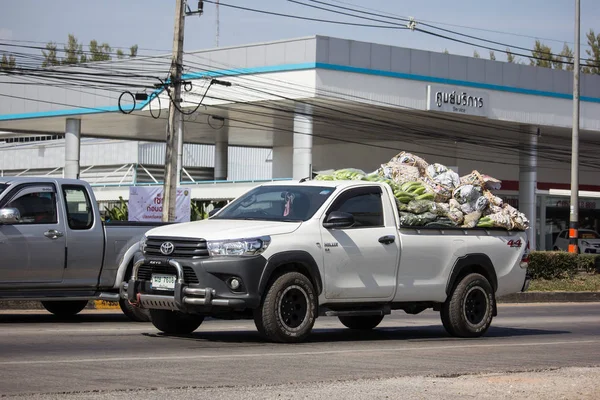 Chiangmai, Tayland - 2 Aralık 2018: Özel Toyota Hilux kamyonet. Yol no.1001 Chiangmai şehir merkezine 8 km.