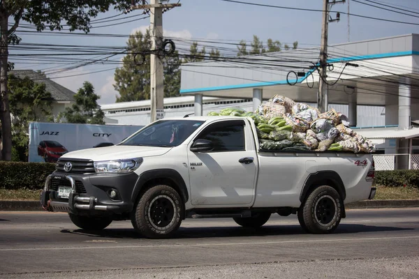 Chiangmai, Tayland - 2 Aralık 2018: Özel Toyota Hilux kamyonet. Yol no.1001 Chiangmai şehir merkezine 8 km.