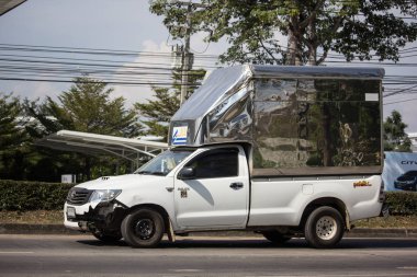 Chiangmai, Tayland - 3 Aralık 2018: Özel kamyonet araba, Toyota Hilux araba almak. Yol no.1001, Chiangmai şehir merkezine 8 km.