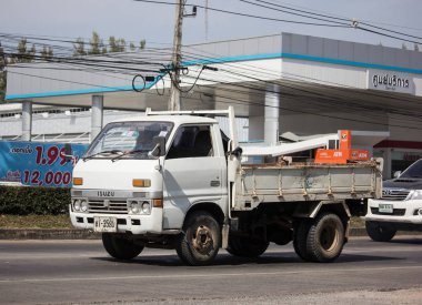 Chiangmai, Tayland - 3 Aralık 2018: Özel Isuzu kargo kamyon. Fotoğrafa yol no.1001 8 km şehir merkezine Chiangmai, Tayland.