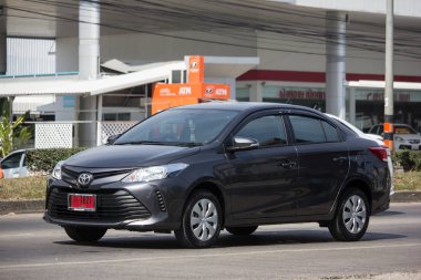 Chiangmai, Tayland - 3 Aralık 2018: Yeni özel Sedan araba toyota Vios. Fotoğraf Road'da yok 121 hakkında 8 km şehir merkezine Chiangmai Tayland.