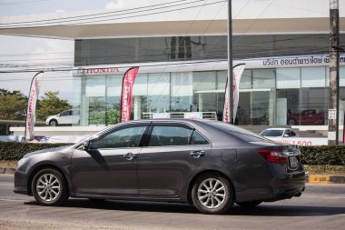 Chiangmai, Tayland - 3 Aralık 2018: Özel araba Toyota Camry. Yol no.1001 Chiangmai iş alanı 8 km.