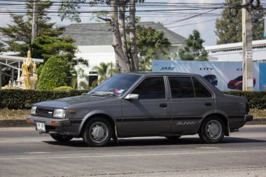 Chiangmai, Tayland - 2 Aralık 2018: Özel eski araba Nissan Sunny. Yol no.1001 Chiangmai iş alanı 8 km.