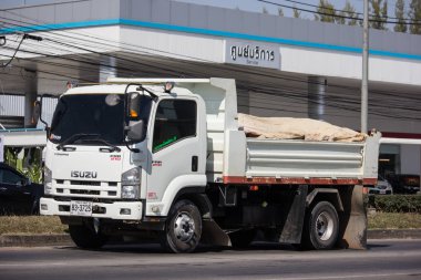 Chiangmai, Tayland - 3 Aralık 2018: Özel Isuzu Damperli kamyon. Yol no.1001 Chiangmai iş alanı 8 km.