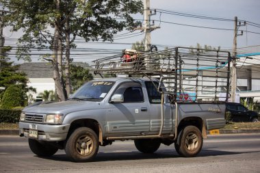 Chiangmai, Tayland - 3 Aralık 2018: Özel Toyota Hilux kaplan kamyonet. Yol no.1001 Chiangmai şehir merkezine 8 km.