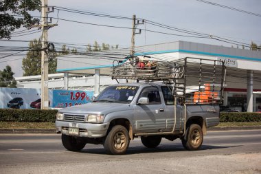 Chiangmai, Tayland - 3 Aralık 2018: Özel Toyota Hilux kaplan kamyonet. Yol no.1001 Chiangmai şehir merkezine 8 km.