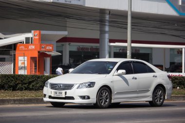 Chiangmai, Tayland - 3 Aralık 2018: Özel araba Toyota Camry. Yol no.1001 Chiangmai iş alanı 8 km.