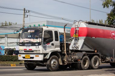 Chiangmai, Tayland - 3 Aralık 2018: Çimento römork kamyon Tll Logistic şirketi. Fotoğrafa yol no.1001 8 km şehir merkezine, Tayland.